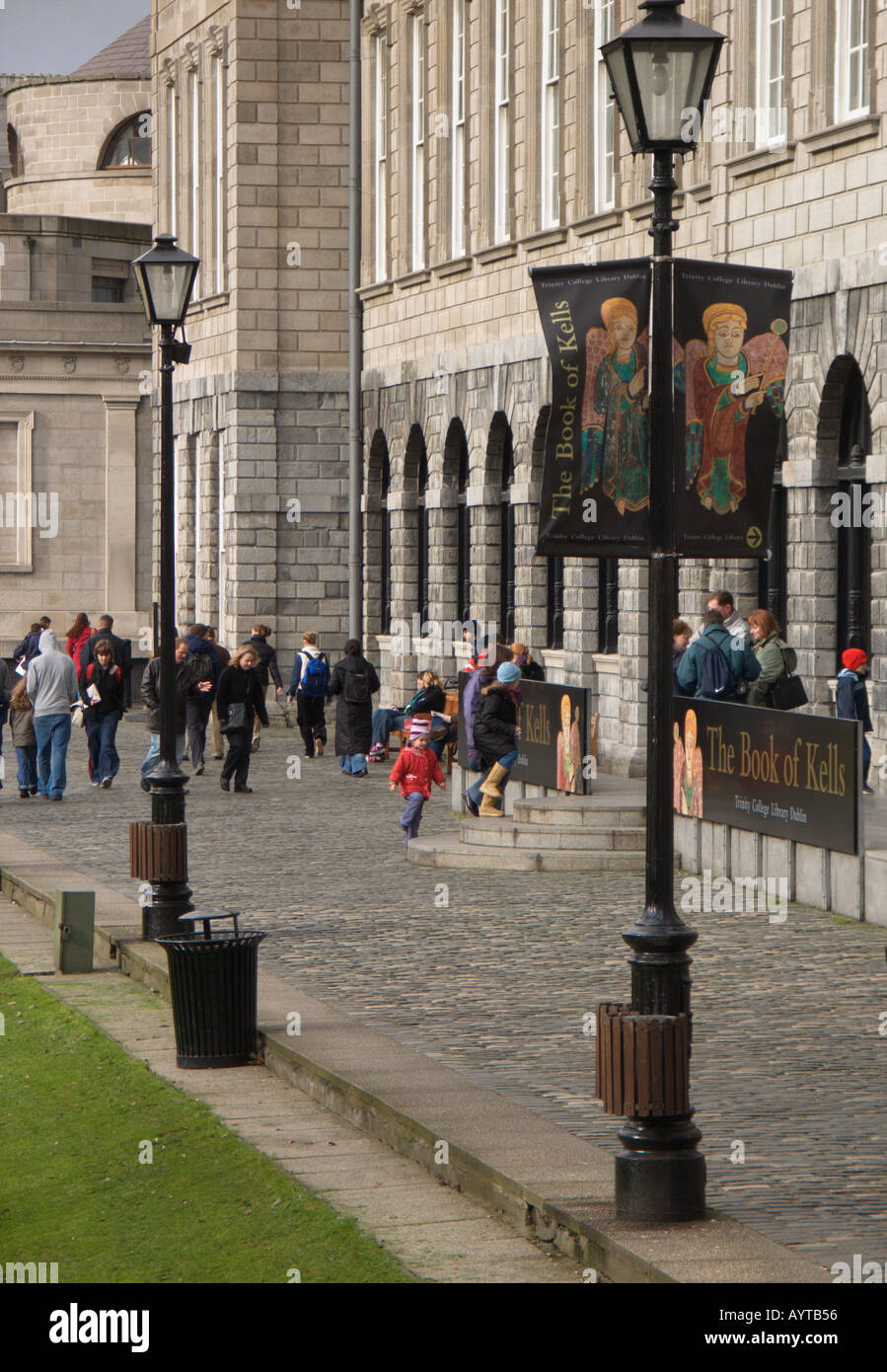 Tourist Besuch des Book of Kells, The Long Room, The Library of Trinity College, Dublin, Irland Stockfoto