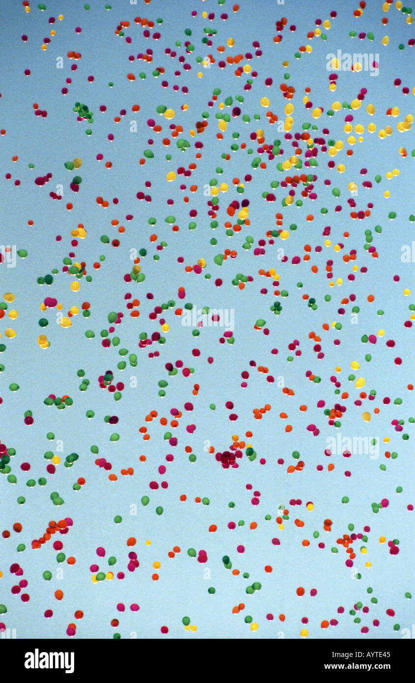 Helium gefüllte Ballons steigen in blauen Himmel Stockfoto