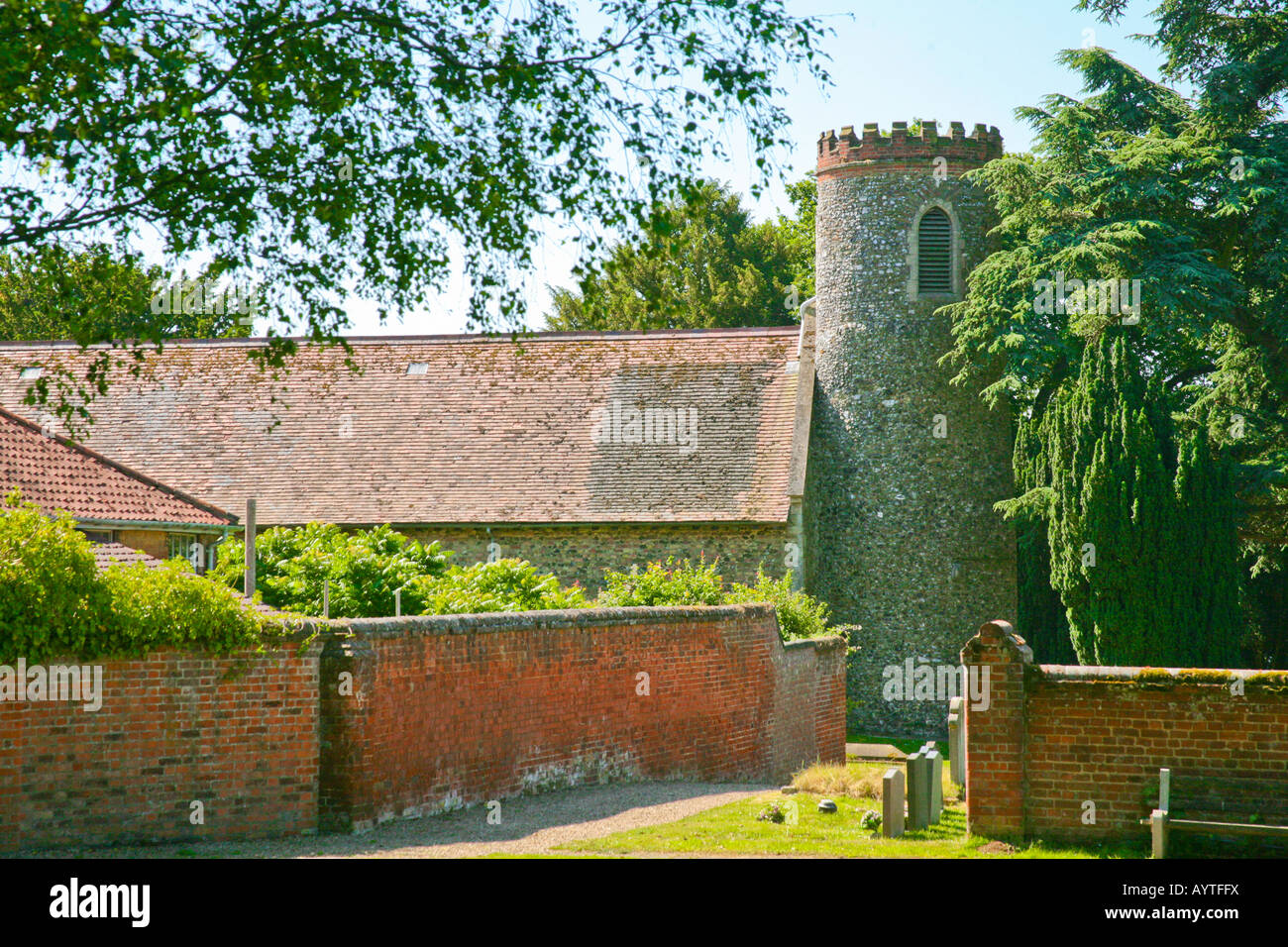 Historischen mittelalterlichen Rundturm Dorfkirche an der kleinen Plumstead Norfolk in England Stockfoto