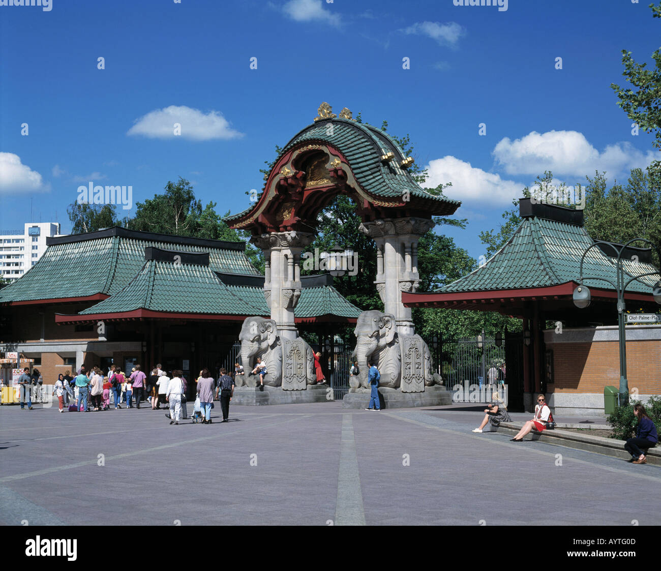 Touristen bin Eingang Zum Zoo, Zoologischer Garten, Tierpark, Tiergarten, Elefantenfiguren am Eingangsportal, Berlin Stockfoto