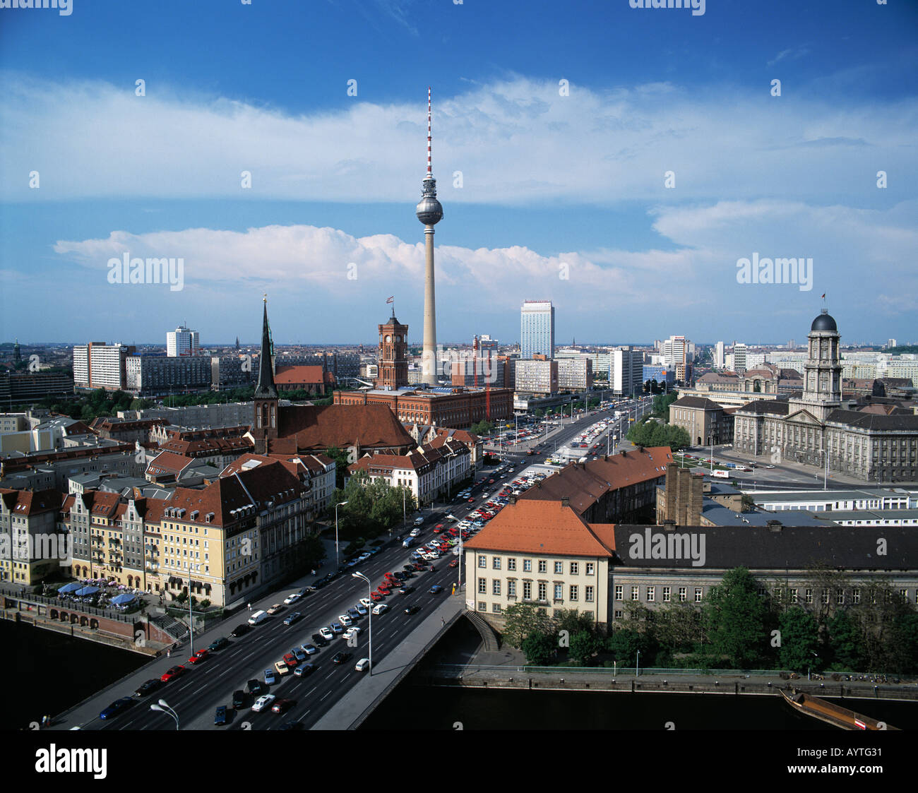Stadtpanorama des Nikolai-Viertel, Nikolaikirche, Rotes Rathaus, Fernsehturm, Molkenmarkts, Berlin Stockfoto