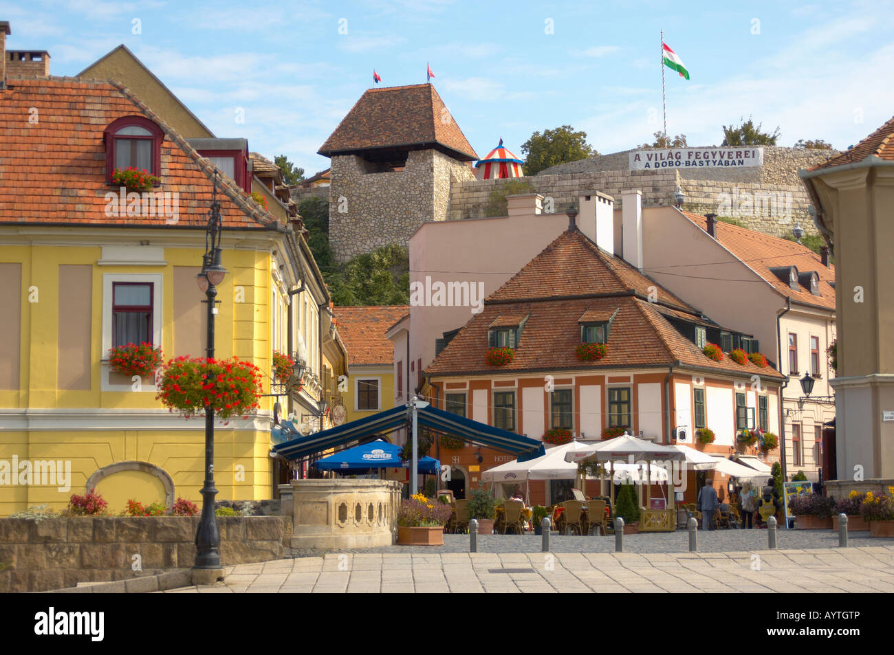 Burg von Eger und Sentor Hotel und Cafe Restaurant von Dobó-Platz im Sommer - Eger - Ungarn Stockfoto