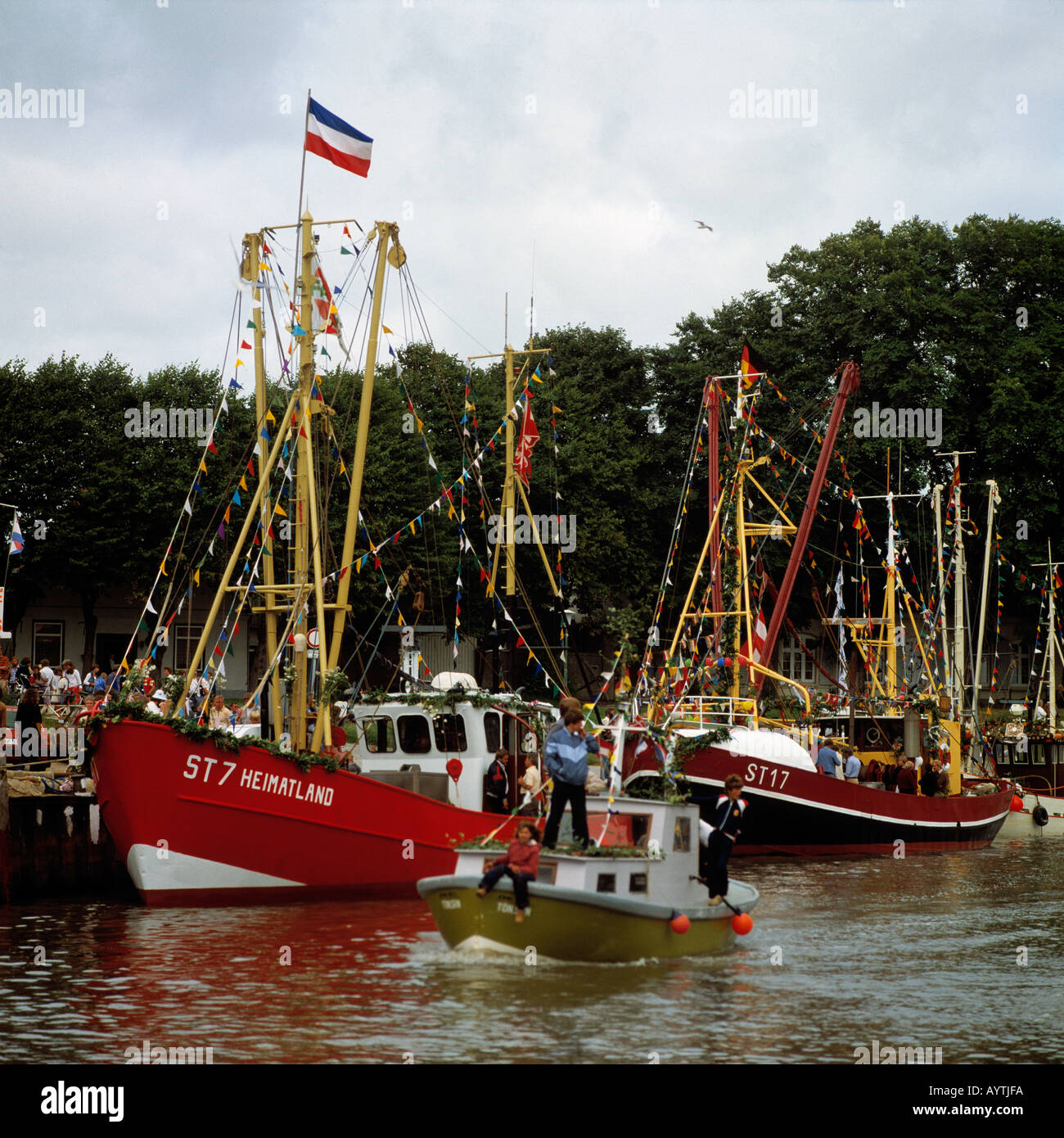 D-Tönning, Eiderstedt, Nordsee, Schleswig-Holstein, Angeln, Hafen, Angelboote/Fischerboote, Kutter Parade, bunt geschmückten Kutter, Touristen, Attraktion, Event, Anordnung, Feier, fest, Stockfoto