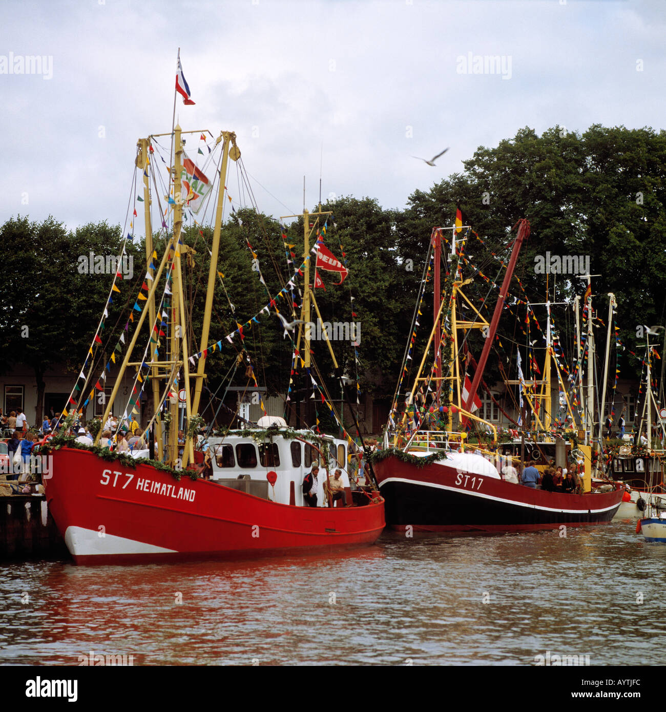 D-Tönning, Eiderstedt, Nordsee, Schleswig-Holstein, Angeln, Hafen, Angelboote/Fischerboote, Kutter Parade, bunt geschmückten Kutter, Touristen, Attraktion, Event, Anordnung, Feier, fest, Stockfoto