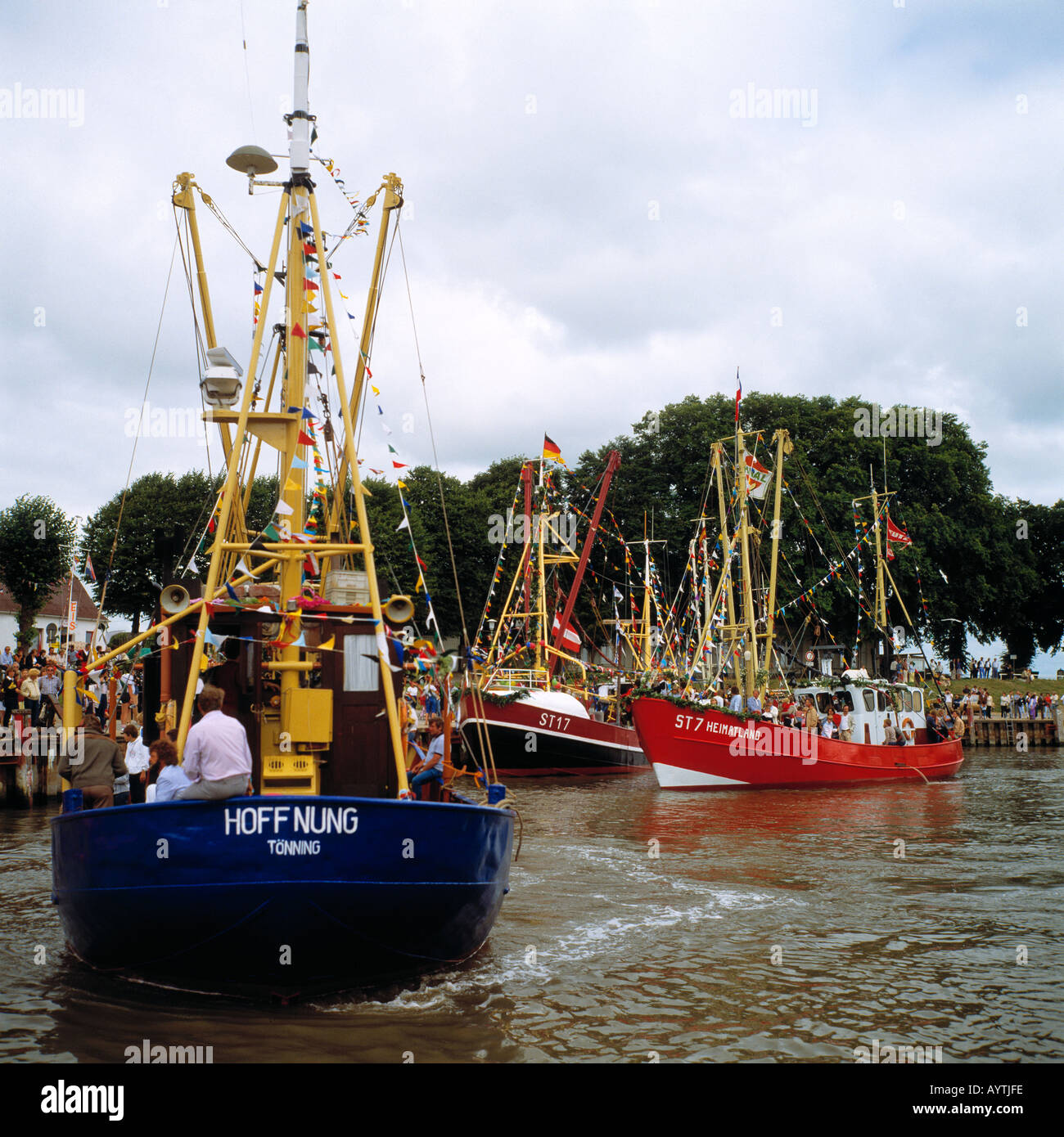 D-Tönning, Eiderstedt, Nordsee, Schleswig-Holstein, Angeln, Hafen, Angelboote/Fischerboote, Kutter Parade, bunt geschmückten Kutter, Touristen, Attraktion, Event, Anordnung, Feier, fest, Stockfoto