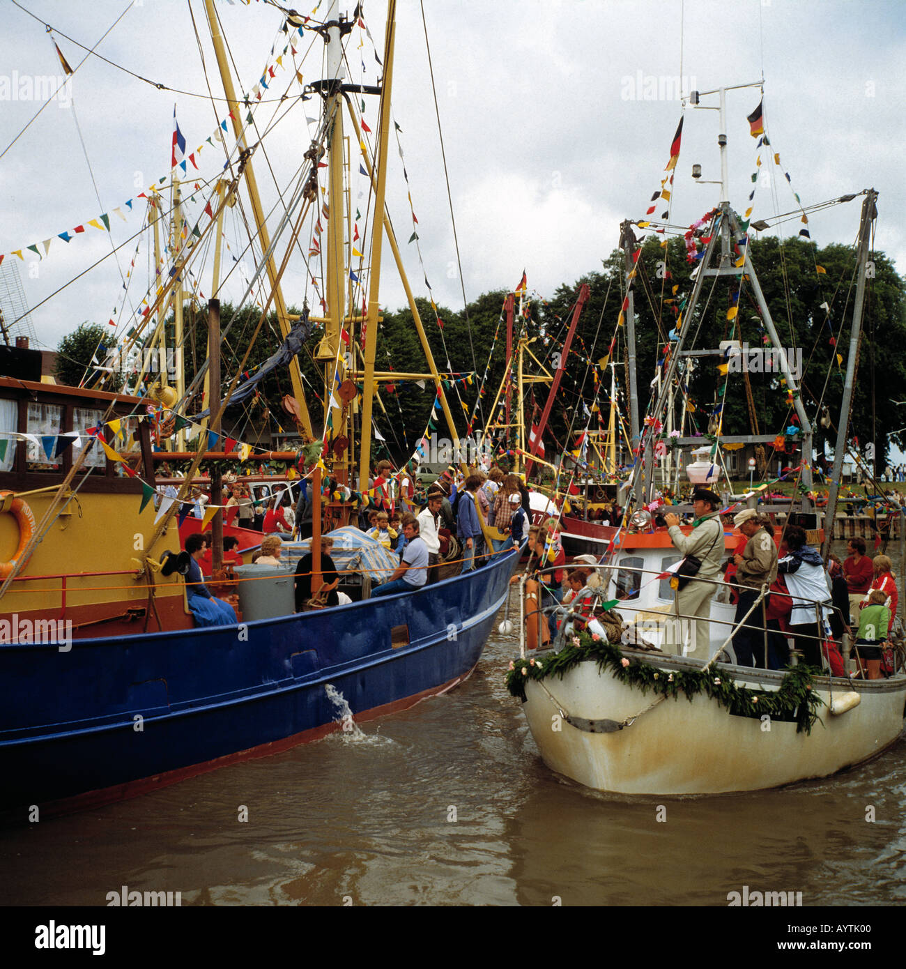 D-Tönning, Eiderstedt, Nordsee, Schleswig-Holstein, Angeln, Hafen, Angelboote/Fischerboote, Kutter Parade, bunt geschmückten Kutter, Touristen, Attraktion, Event, Anordnung, Feier, fest, Stockfoto