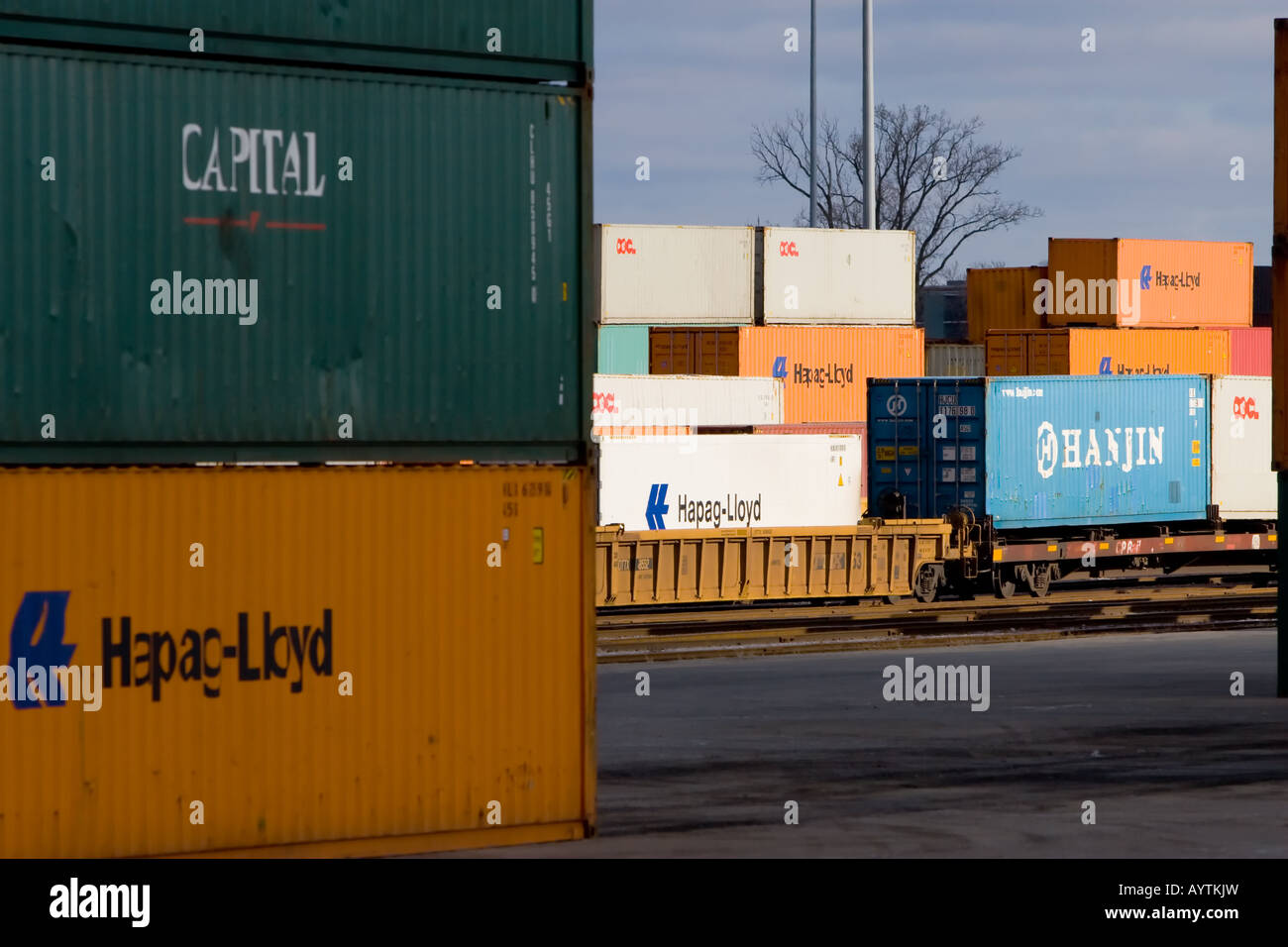 Internationalen Ozean Container fahren die Schienen in einem intermodalen Hof in Chicago. Stockfoto