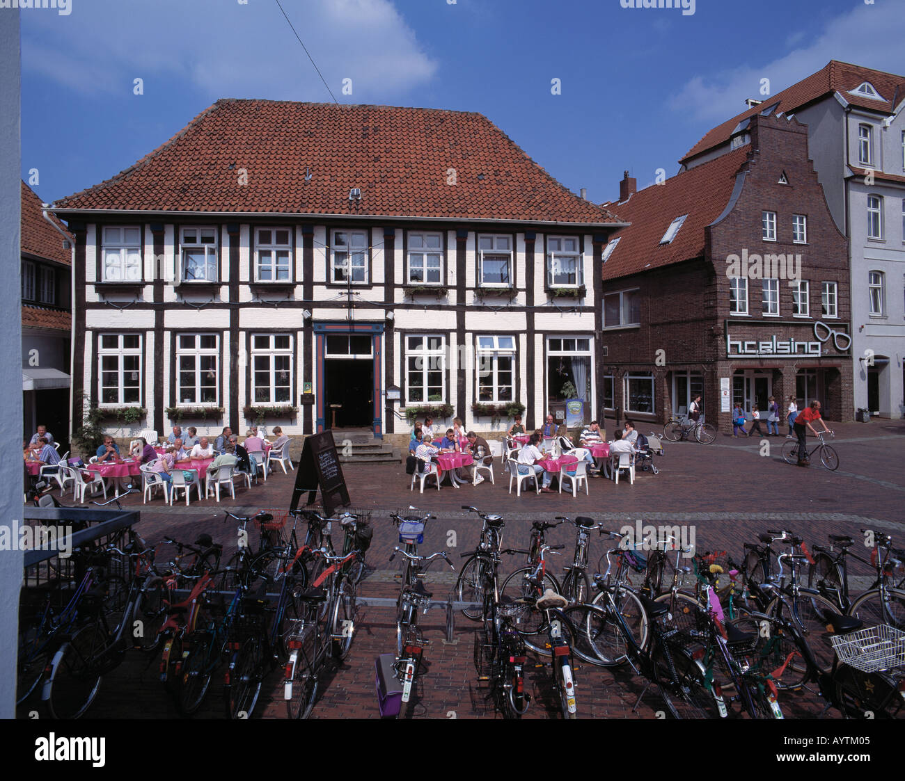 Marktplatz, Alte Posthalterei, Fachwerkhaus, Strassencafe, Fahrraeder, Lingen, Emsland, Niedersachsen Stockfoto