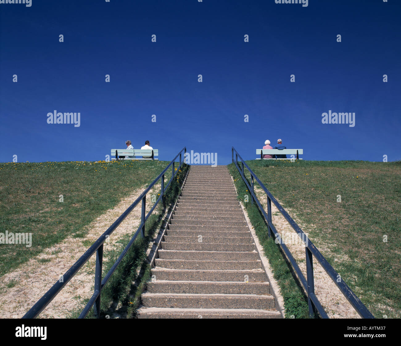 D-Cuxhaven, Badeort, Nordsee, Niedersachsen, Treppe auf dem Deich, zwei Paare sitzen auf den Bänken auf dem Deich Stockfoto