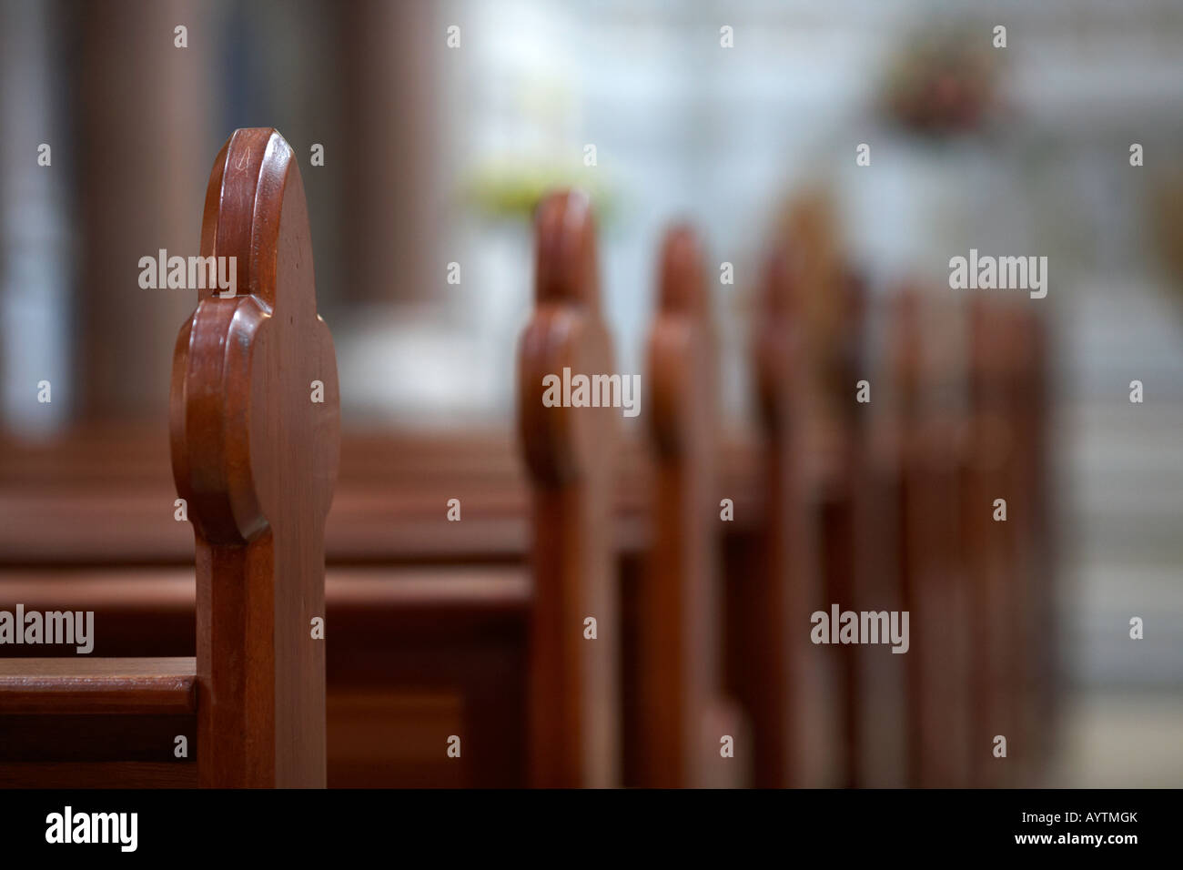 Reihe von Holzbänke in einer Kirche Stockfoto