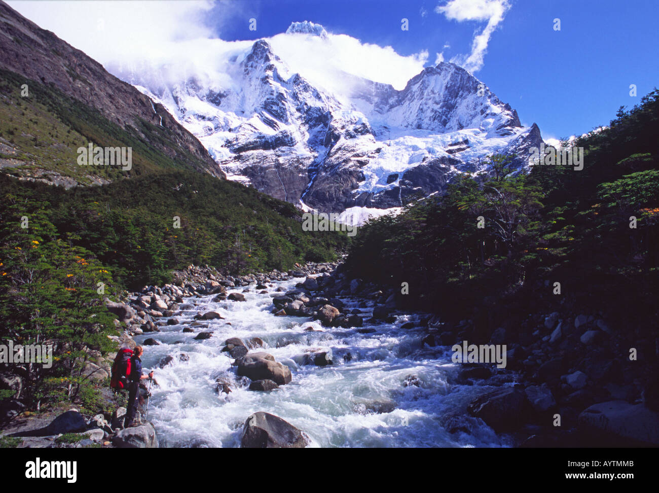 Trekker und Rio Frances unter Paine Grande, Torres del Paine Nationalpark, Patagonien, Chile Stockfoto