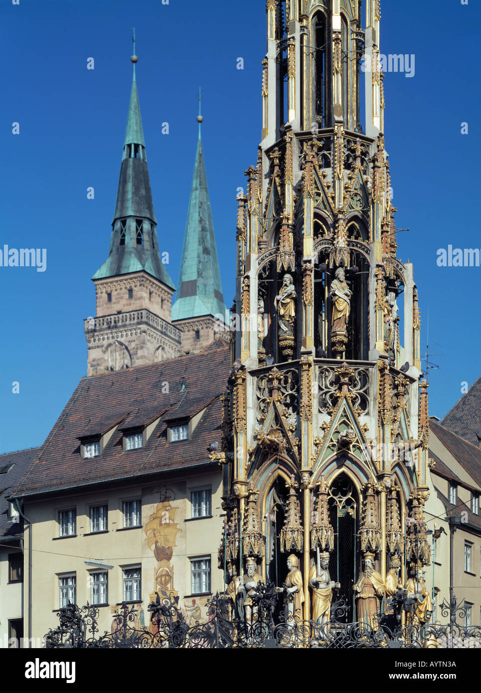 Schoener Brunnen Und Kirche Sankt Sebaldus in Nürnberg, Pegnitz, Main-Donau-Kanal, Mittelfranken, Bayern Stockfoto
