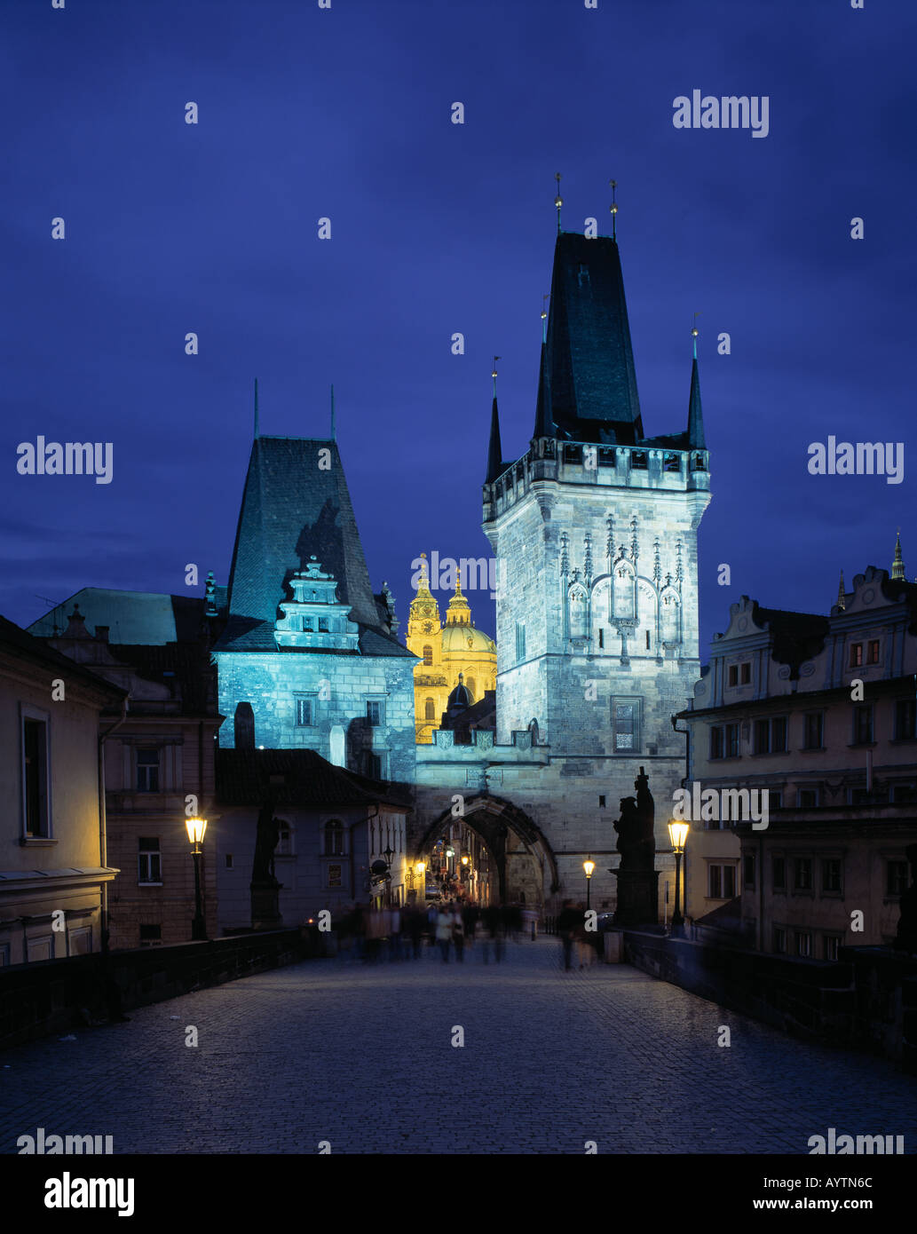 Touristen Und Kleinseitner Brueckentuerme der Karlsbruecke in Prag bin Abend Stockfoto