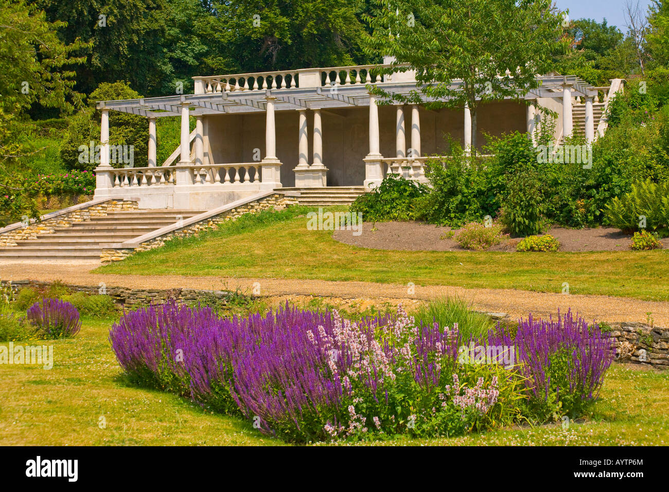Viktorianische Pavillon im Wensum Park Norwich England mit Garten und Heidekraut Stockfoto