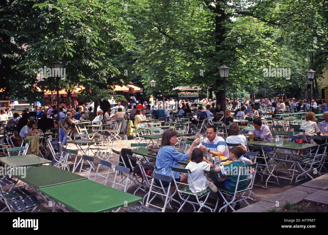 Deutschland Biergarten Im Englischen Garten In Munchen Stockfoto
