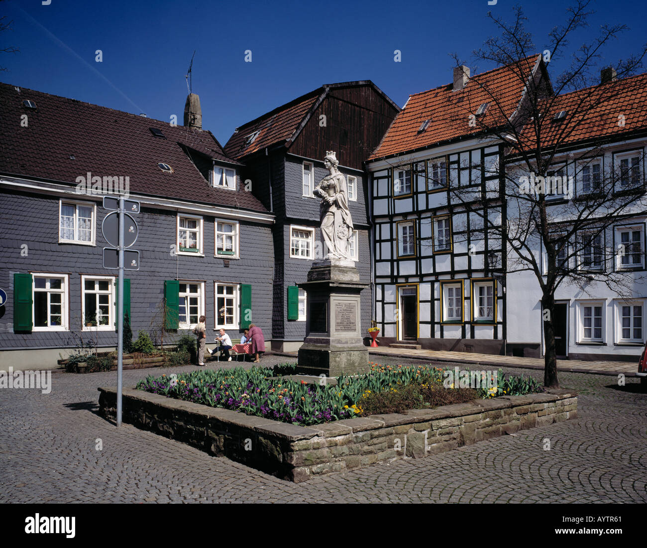 Buergerhaeuser Und Kriegsdenkmal in der Altstadt von Hattingen, Ruhrgebiet, Nordrhein-Westfalen Stockfoto