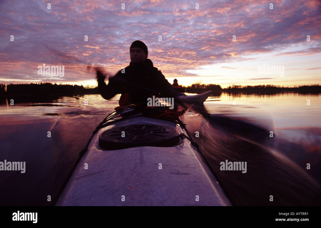 Kajak bei Sonnenuntergang am See Vansjø in Østfold, Norwegen. Vansjø ist ein Teil des Wassers, das System namens Morsavassdraget. Stockfoto