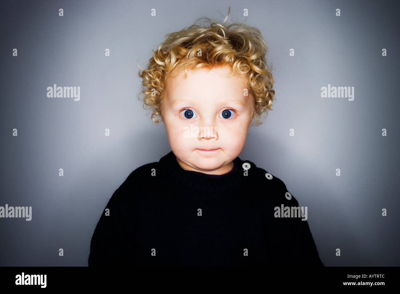 Blonder Junge Mit Blauen Augen Young Boy Blue Eyes Blond Stockfotos und -bilder Kaufen - Alamy