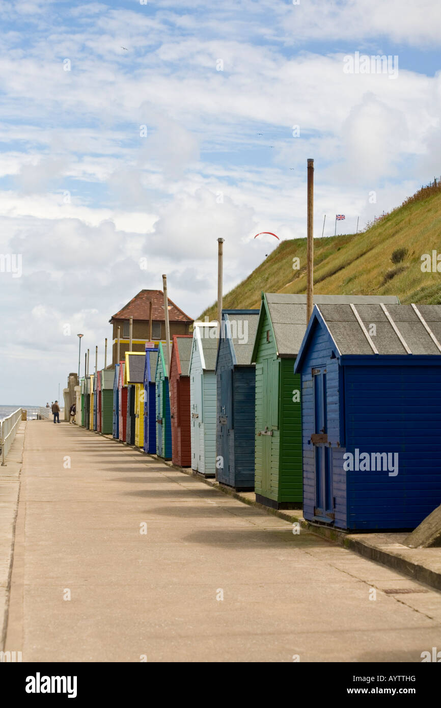 Reihe von bunten Strandhäuschen auf der Promenade an der Cromer Norfolk in England mit hellen Blus Sommerhimmel Stockfoto