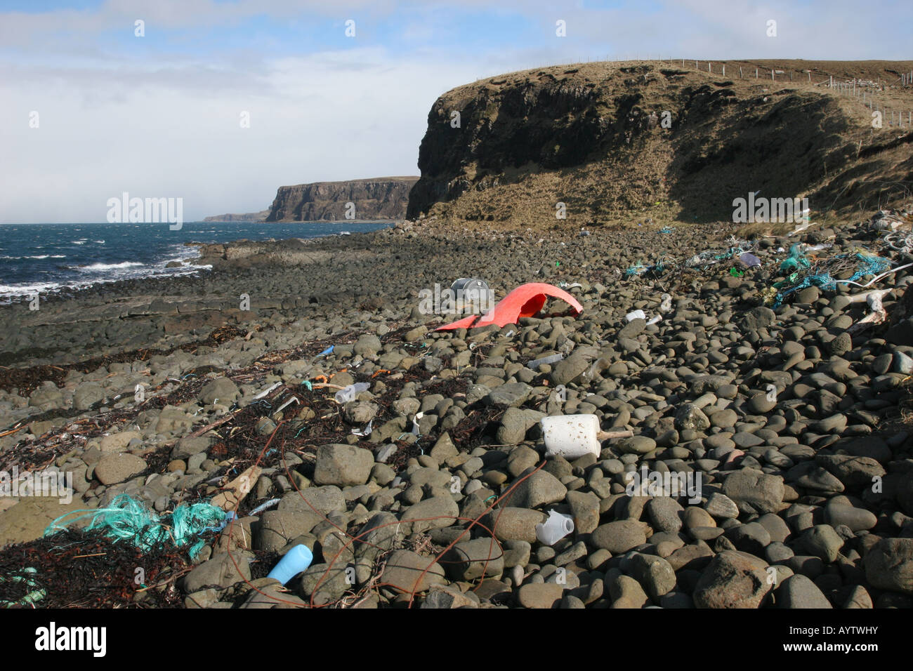 Plastik Müll angespült abgelegenen Strand in der Nähe von Ardmore Punkt Isle Of Skye Schottland Stockfoto