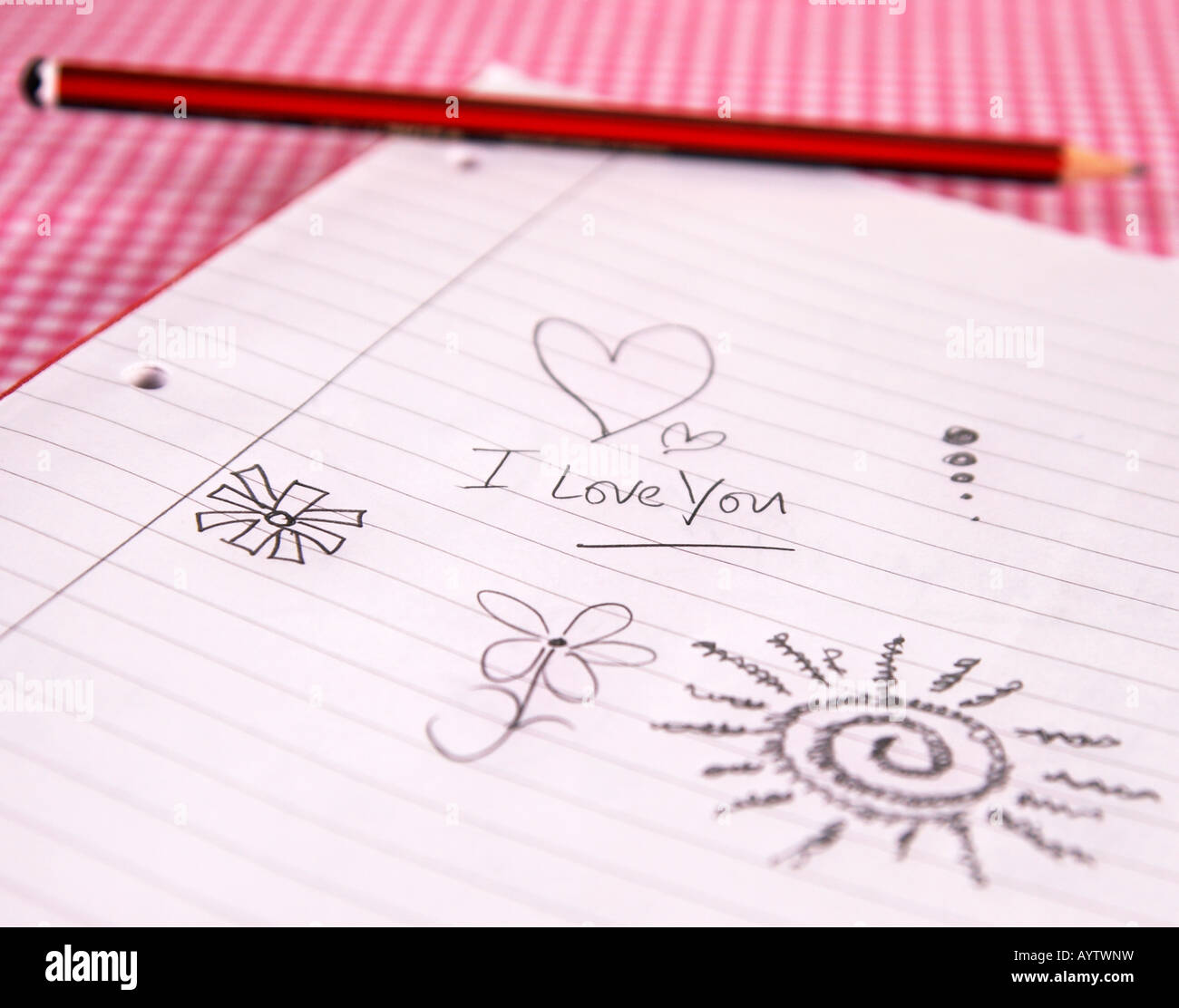 Ich liebe dich Doodle auf ein liniertes Pad mit Bleistift Stockfoto