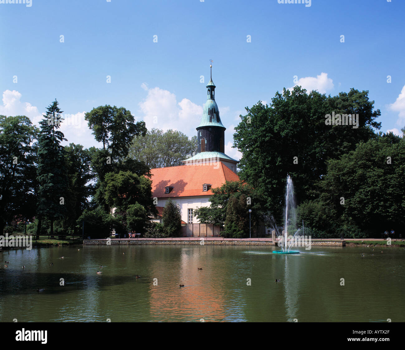 Michaeliskirche Und Schlossteich in Wolfsburg-Fallersleben, Mittellandkanal, Niedersachsen Stockfoto