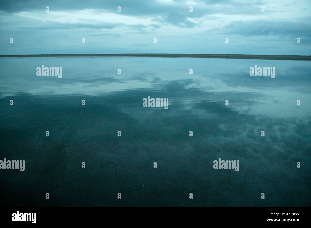 Abendhimmel reflektiert in Meer Tentsmuir Forrest bunt-Fife Stockfoto