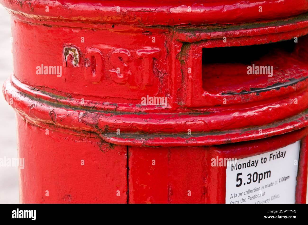 Ein rostiges Rot UK Royal Mail Briefkasten Stockfoto