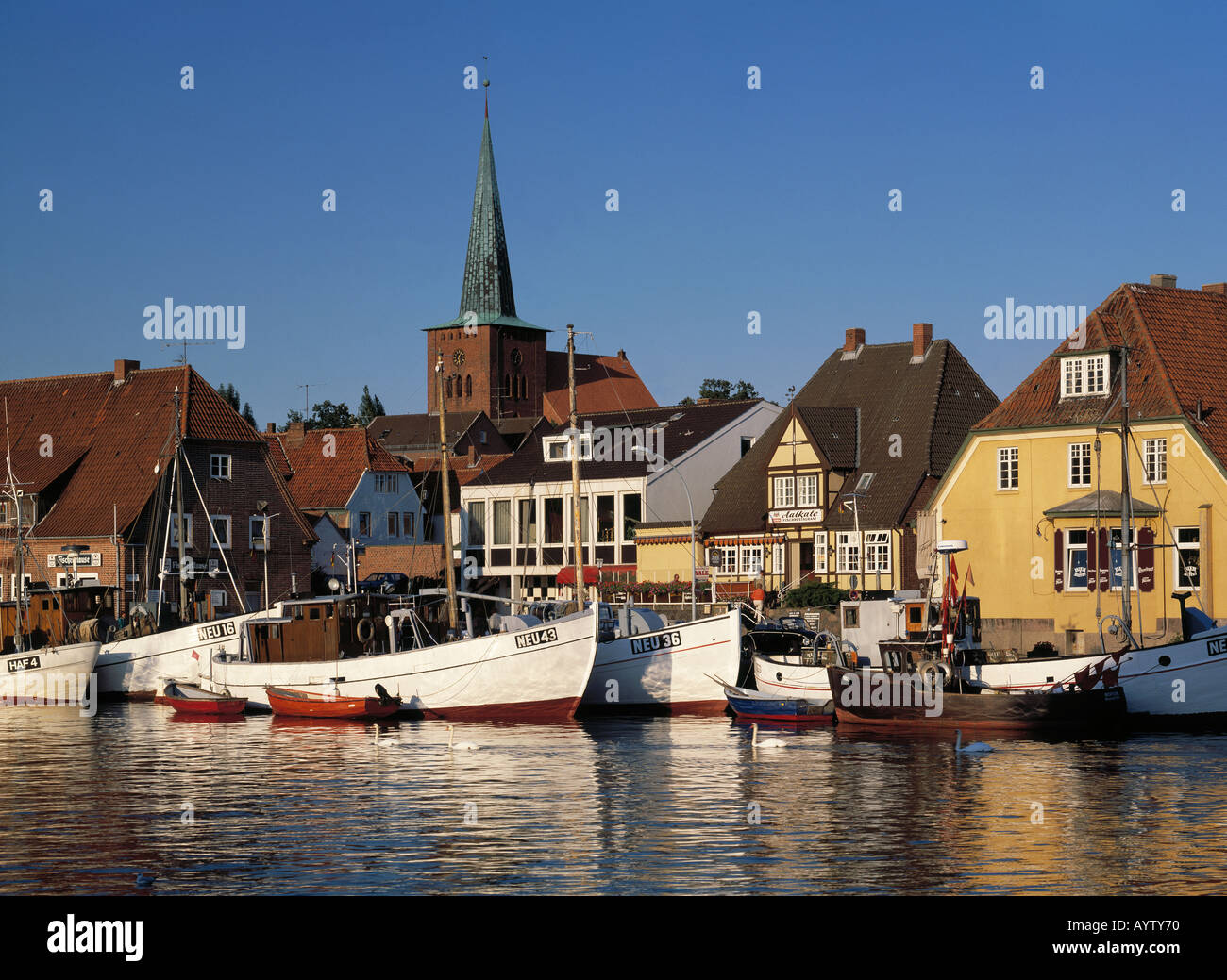 Stadtansicht, Hafen Mit Fischerbooten, Stadtkirche, Neustadt in Holstein, Ostsee, Schleswig-Holstein Stockfoto
