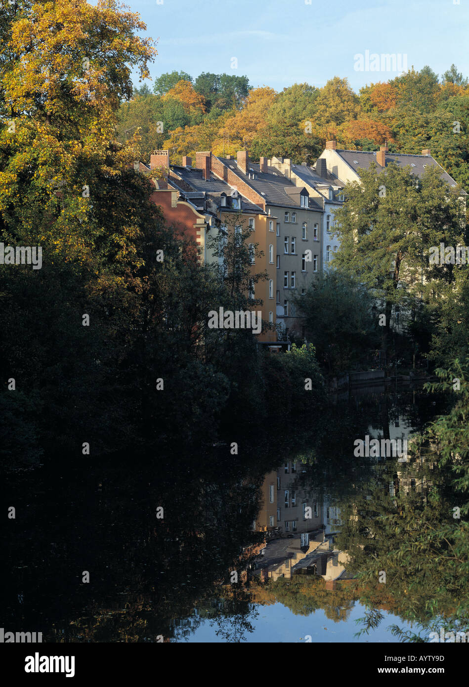 Herbstliche Saalelandschaft, Buergerhaeuser Spiegeln Sich in der Saale, Wasserspiegelung, Hof, Saale, Oberfranken, Bayern Stockfoto