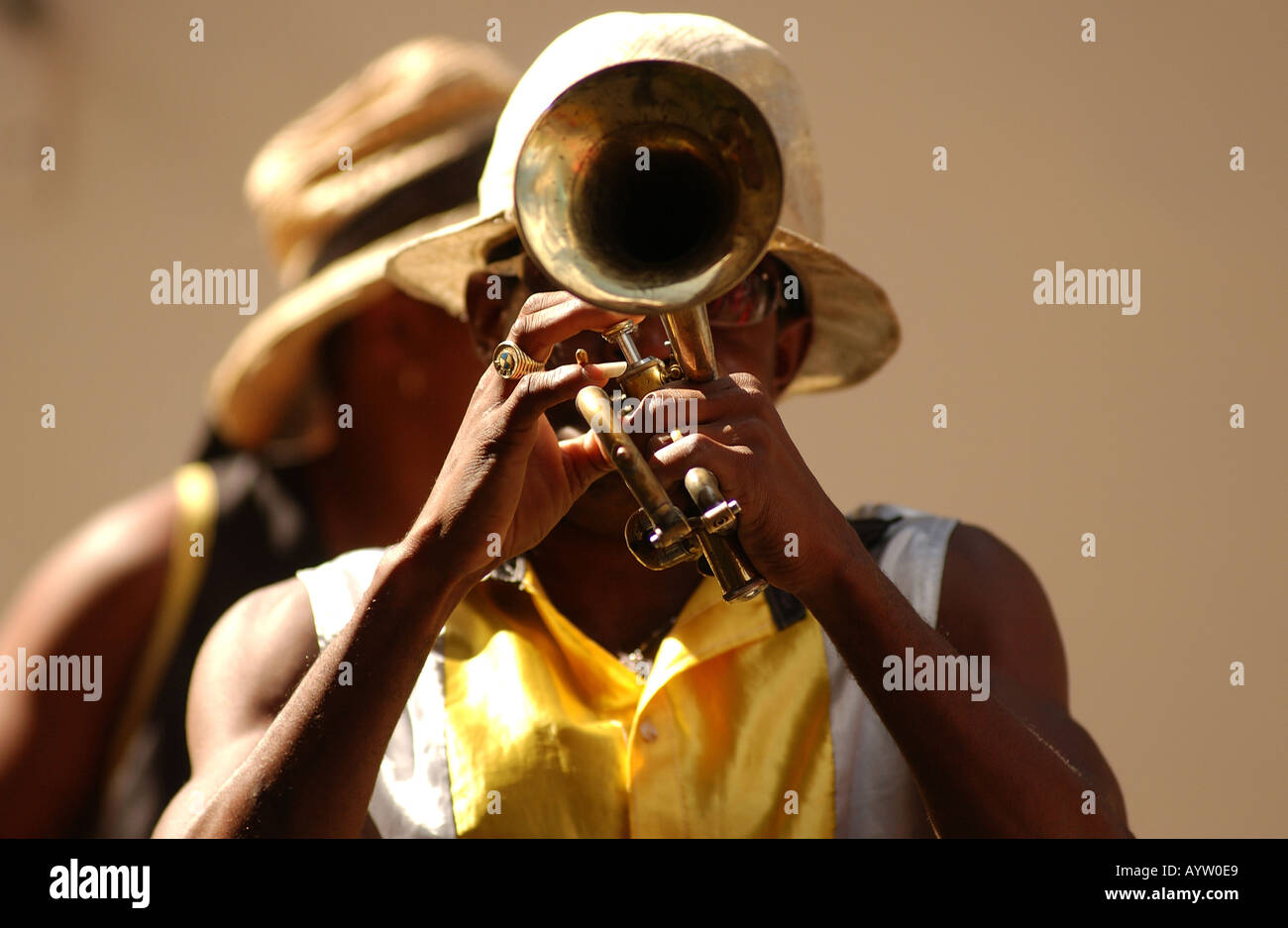 Ein Mann, eine Trompete zu spielen, auf den Straßen von Havanna Kuba Stockfoto