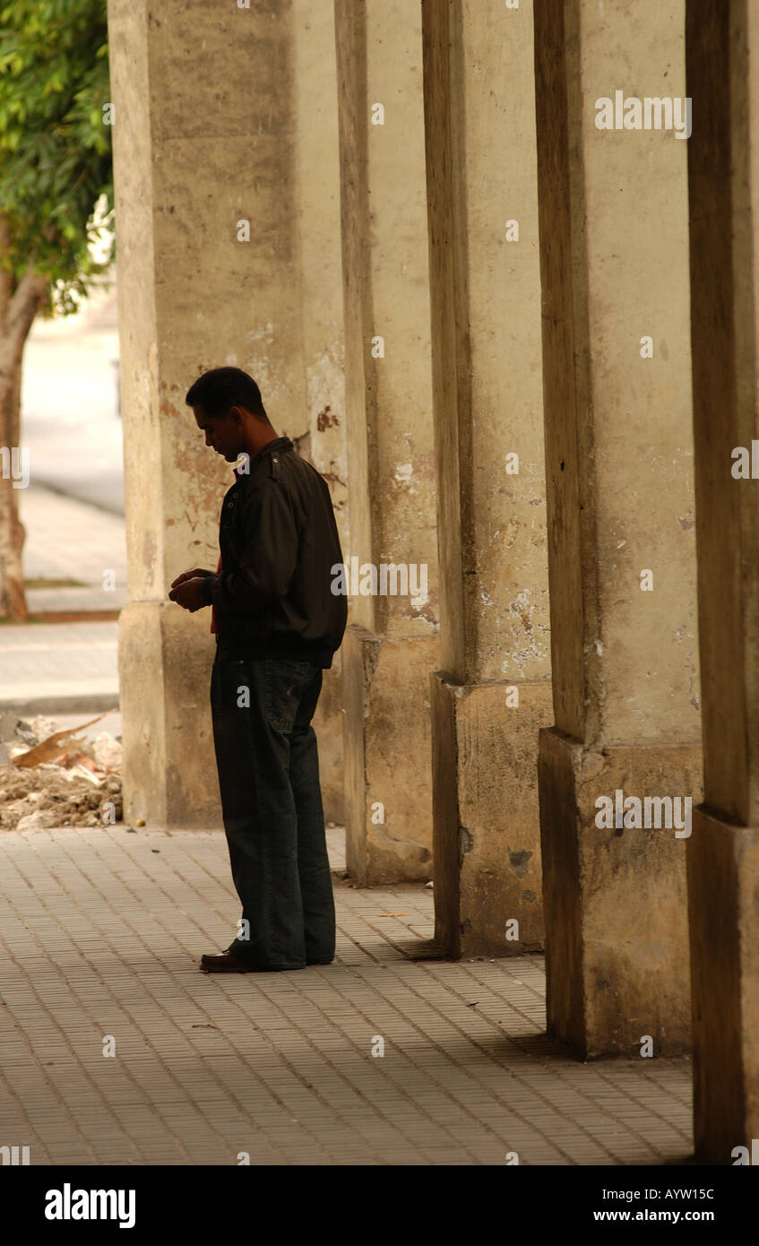 Junge Mann stand auf dem Flur eines Gebäudes Havanna Kuba Stockfoto
