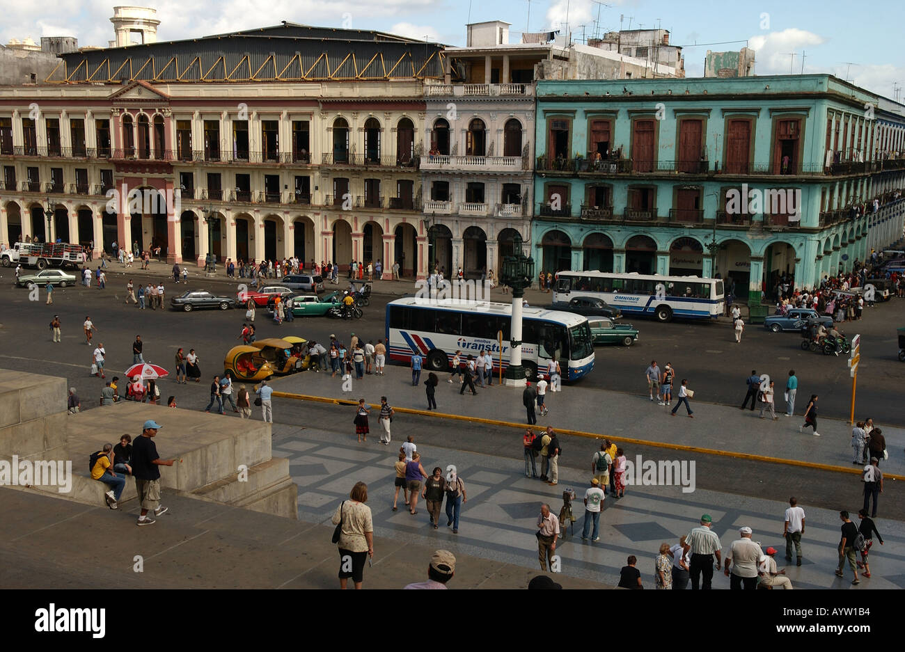 Erhöhte Ansicht derjenigen, die auf eine kommerzielle Straße Havanna-Kuba Stockfoto