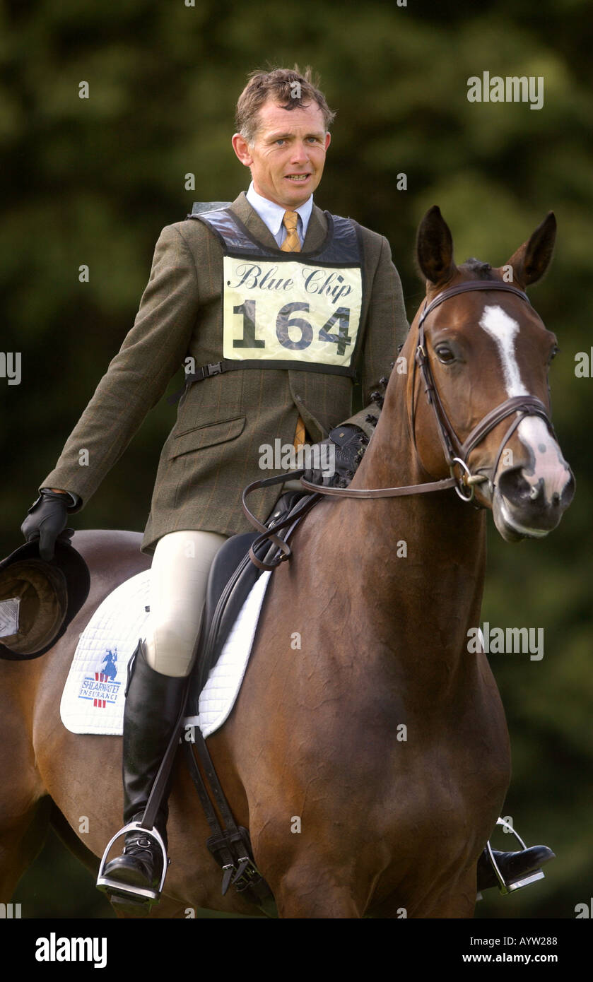 OLYMPIA-MEDAILLE SIEGER LESLIE GESETZ ÜBER DAS PFERD DIAMOND HALL ALICE NACH DER DRESSUR IN SOLIHULL HORSE TRIALS GROßBRITANNIEN AUG 2004 Stockfoto