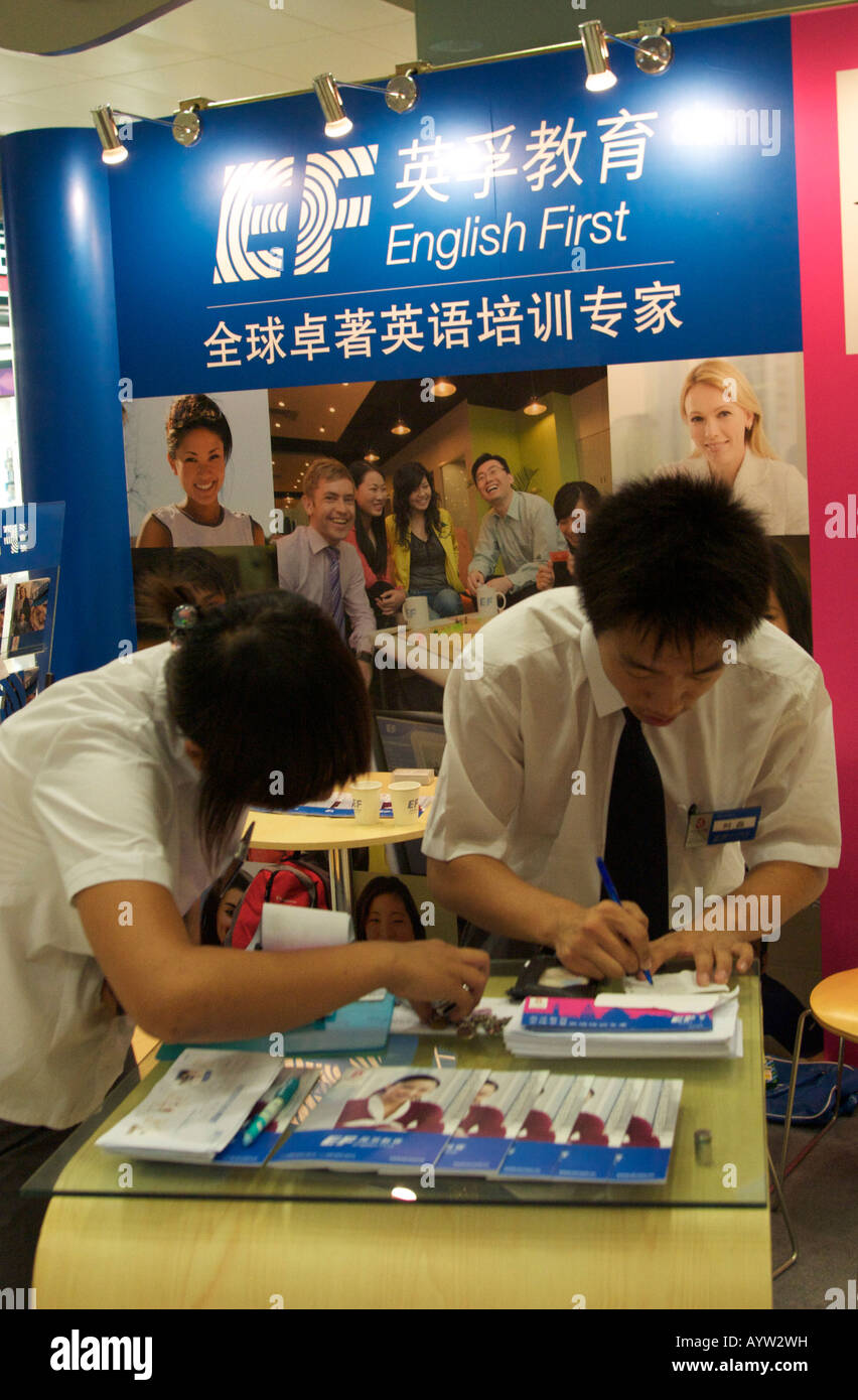 Mitarbeiter, die Förderung der Englischunterricht in der Oriental Plaza Mall Peking China Stockfoto