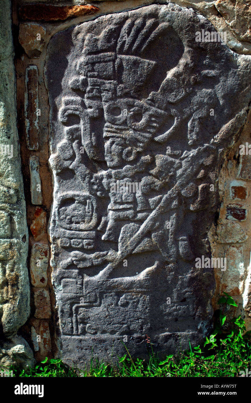 Vorspanische geschnitzten Stein am Monte Alban die Zapoteken bauten Stadt und archäologische Stätte in der Nähe von Oaxaca, Mexiko Stockfoto