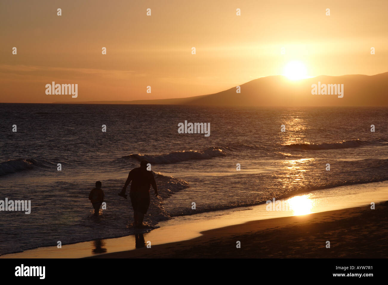 Vater und Sohn zu Fuß am Strand auf Lanzarote Stockfoto