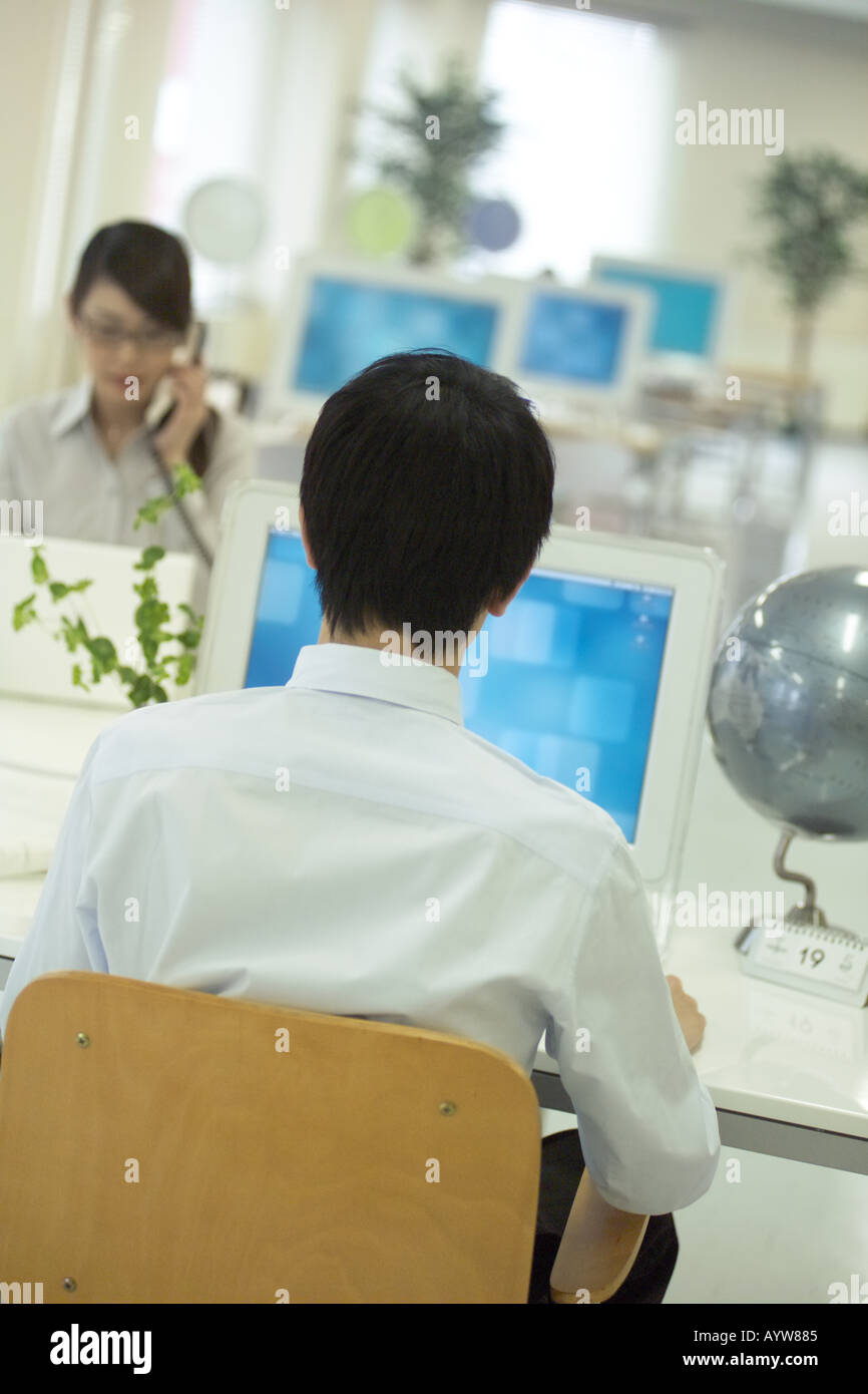 Büroangestellte mit einem computer Stockfoto