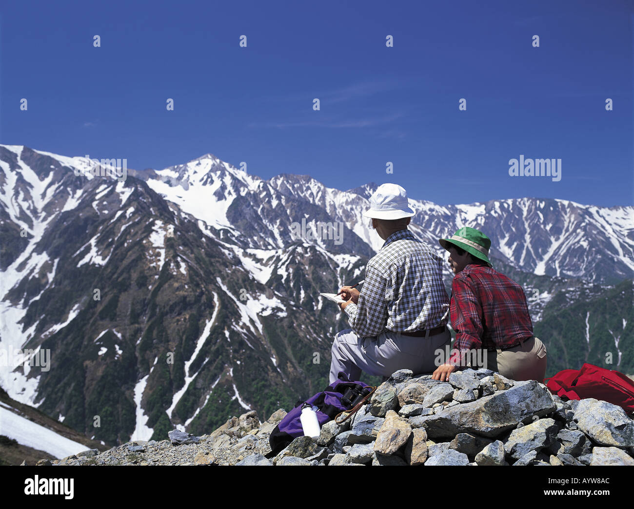 Altes Ehepaar auf dem Gipfel des Berges Stockfoto
