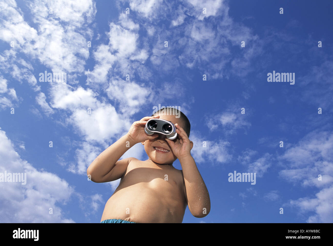 Junge Fernglas mit blauer Himmel im Hintergrund betrachten Stockfoto