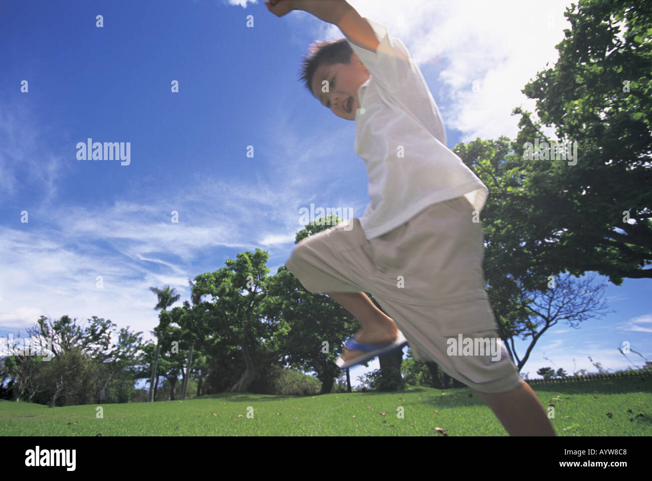 Junge springt in den park Stockfoto