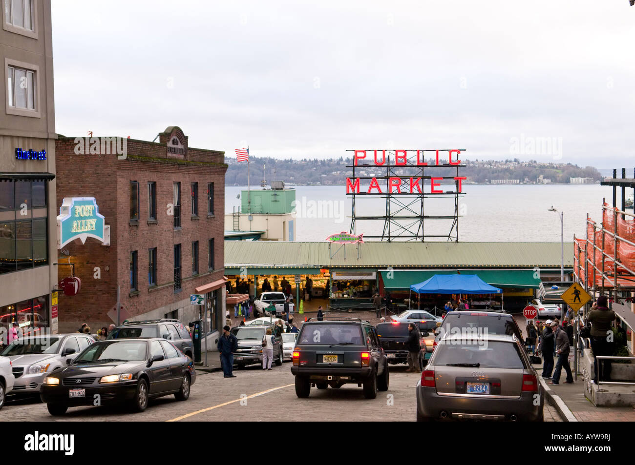 Verkehr und die Leute auf die gepflasterte Straße außerhalb Pikes Place öffentlichen Markt in der Innenstadt von Seattle, Washington Stockfoto