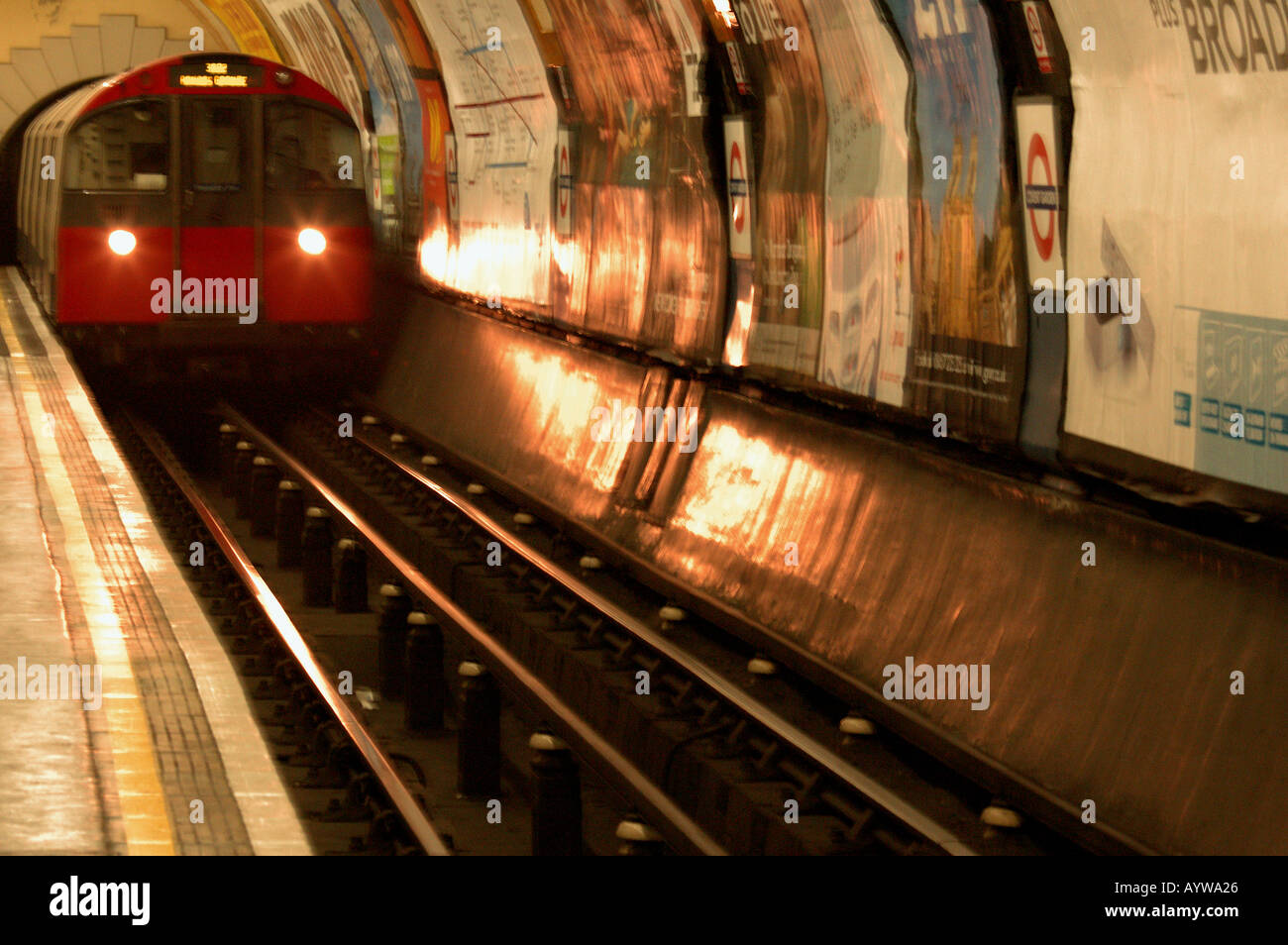 Eine U-Bahn anreisen, auf der Piccadilly Line in London, Großbritannien Stockfoto