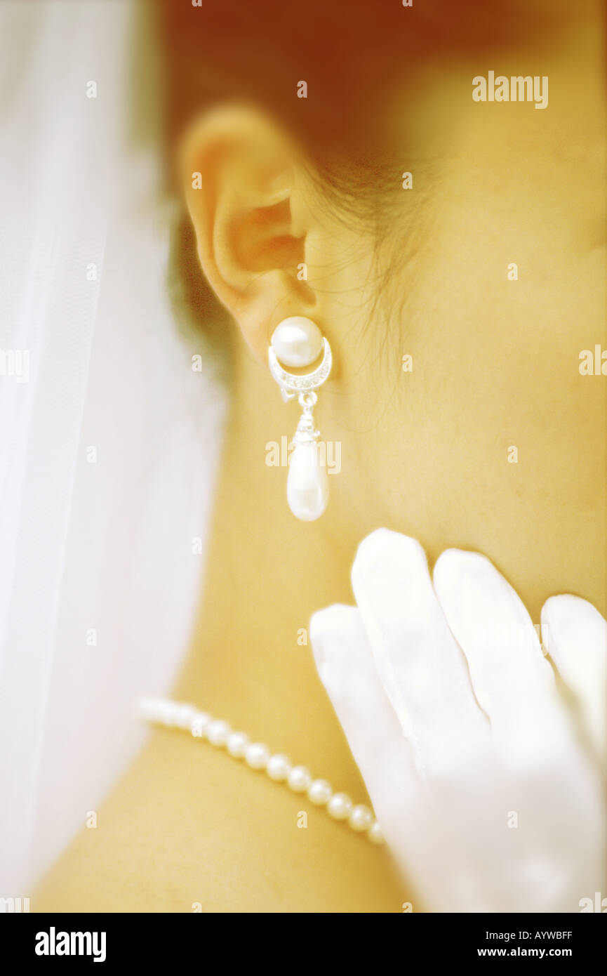 Nahaufnahme von Perle Ohrringe und Halskette auf die Braut Stockfoto