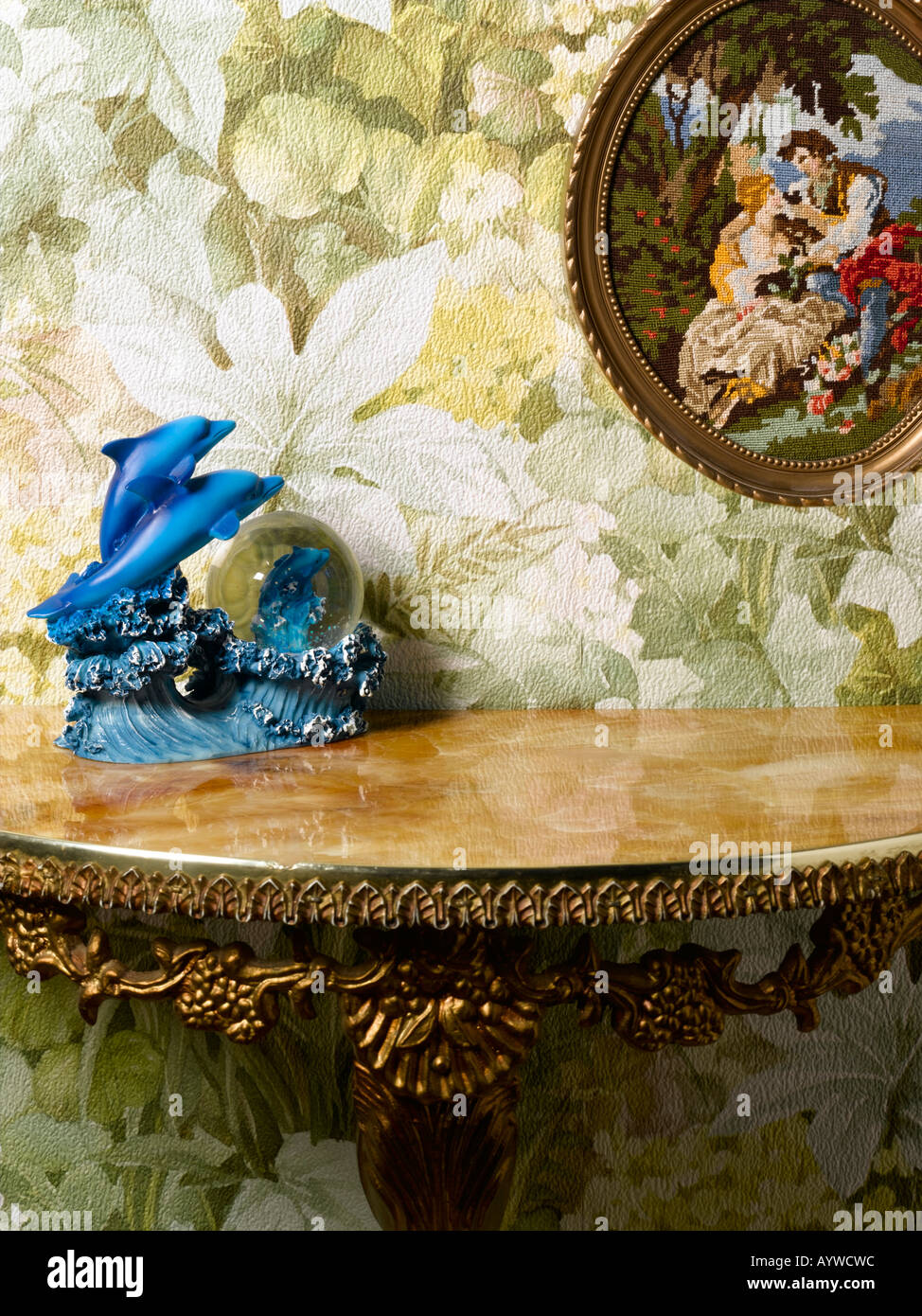 Ein kitsch Flur Tabelle mit einem Blue Dolphin ornament Stockfoto