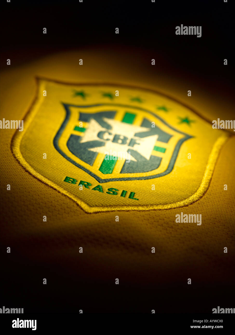 Eine Nahaufnahme von den Abzeichen auf dem brasilianischen Fußball-Shirt. Stockfoto