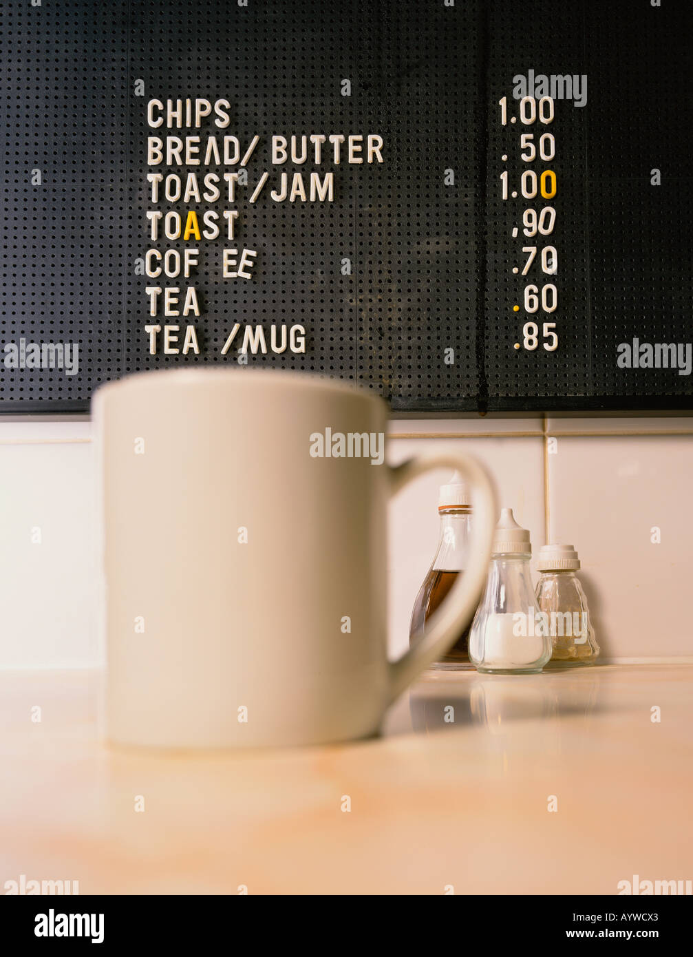 Eine Nahaufnahme von einem Becher in einer typisch britischen Café-Szene Stockfoto