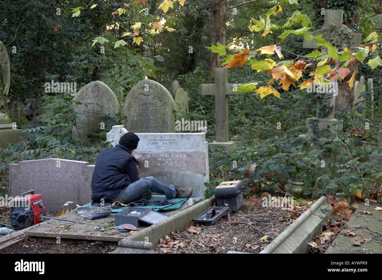 Grabstein-Graveur in Highgate Cemetery in London UK Stockfoto