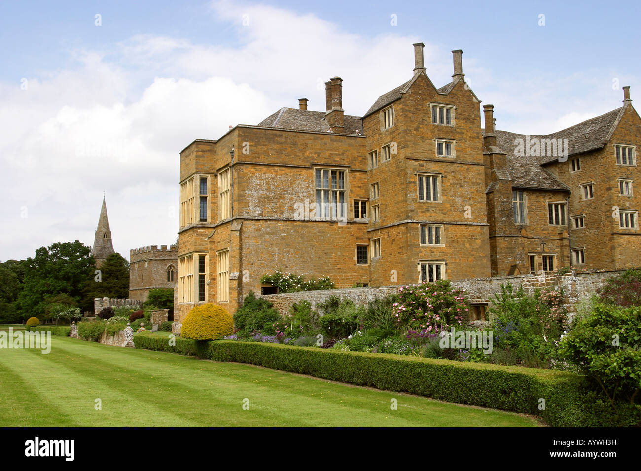 UK Oxfordshire Broughton Burg und krautige Grenze Stockfoto