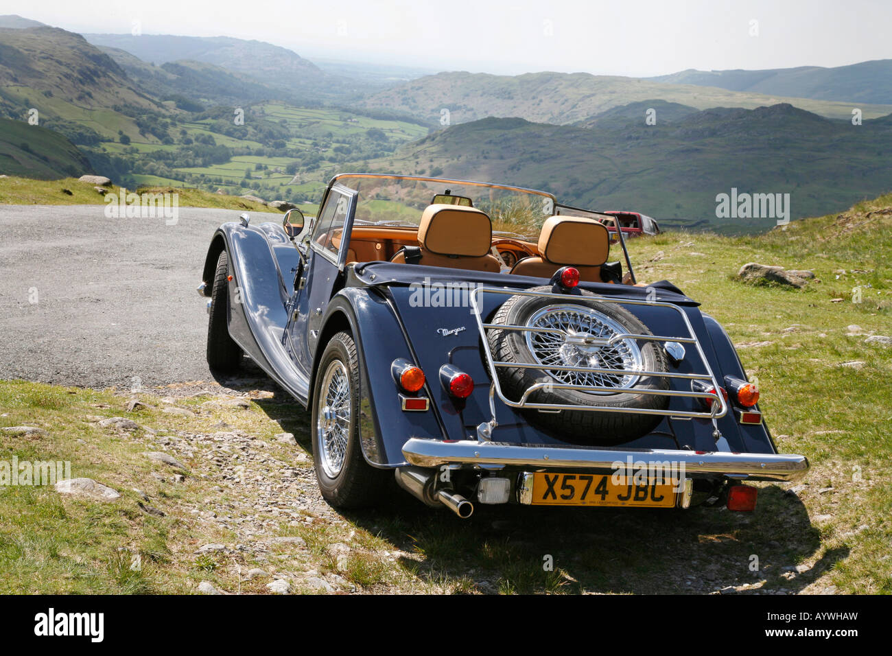 Morgan 4/4 2-Sitzer Sportwagen auf dem Gipfel des Hardknott-Passes, mit Blick auf Eskdale. Englischen Lake District Stockfoto